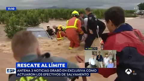 Rescate de tres personas mayores atrapados en un coche en una riada.