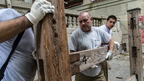 Empleados de la Carpintería Hermanos Aldaz comienzan el montaje del doble vallado para los encierros de San Fermín (08). IÑIGO ALZUGARAY