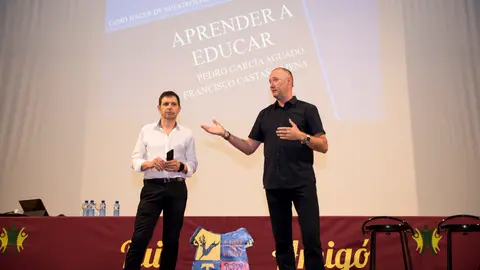 Pedro Garcías Aguado y Fancisco Castaño imparten la conferencia Aprender a educar. MIGUEL SANTIAGO03
