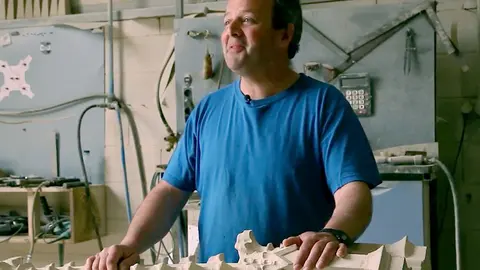 El restaurador Valeriano Jaurrieta muestra su taller de cantería Foto YOUTUBE PREMIOS RH DRIEHAUS ARTES DE LA CONSTRUCCIÓN