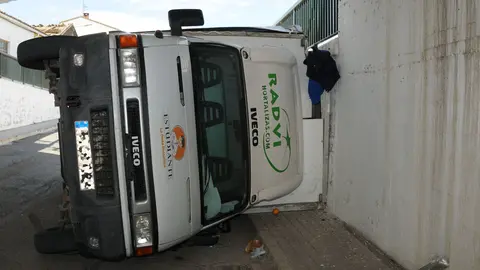 Así ha quedado el camión que ha volcado en la Avenida Navarra de Caparroso, bajo el puente de la carretera nacional que cruza la localidad Foto AMAYA LUQUI (2)