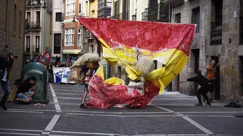 Rompen una enorme bandera de España con el escudo franquista durante la manifestación realizada por Ernai en Pamplona por la libertad de los agresores de Alsasua. PABLO LASAOSA