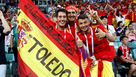 MUN04-8. SOCHI (RUSIA), 15/06/2018.- Aficionados españoles antes del inicio del partido Portugal-España, del Grupo B del Mundial de Fútbol de Rusia 2018, en el Fisht de Sochi, Rusia, hoy 15 de junio de 2018 (RUSSIA SOCCER FIFA WORLD CUP, Portugal, Spain, Sochi). EFE/Javier Etxezarreta [ATENCIÓN EDITORES: Sólo Uso editorial. Prohibido su uso en referencia con entidad comercial alguna. Prohibido su uso en alertas, descargas o mensajería multimedia en móviles. Las imágenes deberán aparecer como fotografías congeladas y no podrán emular la acción del juego mediante secuencias o fotomontajes. Ninguna imagen publicada podrá ser alterada, mediante texto o imagen superpuesta, en el caso de que (a) intencionalmente oculte o elimine el logotipo de un patrocinador o (b) añada y/o cubra la identificación comercial de terceras partes que no esté oficialmente asociada con la Copa Mundial de la FIFA.]