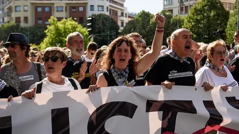 Miles de personas se manifiestan en Pamplona por la detención de unos jóvenes tras agredir a dos guardias civiles en Alsasua en 2016. PABLO LASAOSA 21