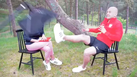 Un futbolista de la selección de Polonia evita que un foco golpee a la periodista que le está entrevistando durante la cobertura del Mundial de Rusia Foto TVP SPORT