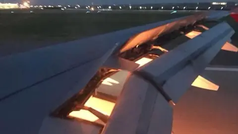Imagen del incendio generado en el ala del avión de la selección de Arabia Suadí en su último desplazamiento en el Mundial de Rusia TWITTER