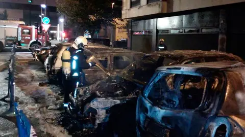 Los bomberos trabajan en la extinción de un incendio en la travesía Los Glacis de Pamplona. TWITTER