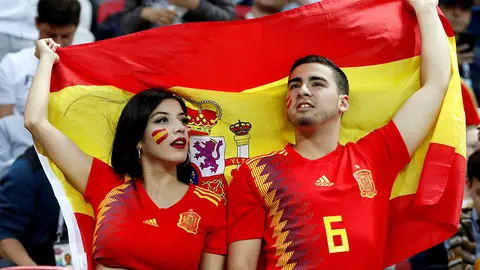MUN20-32. KAZÁN (RUSIA), 20/06/2018.- Aficionados españoles animan a su selección antes del partido Irán-España, del Grupo B del Mundial de Fútbol de Rusia 2018, en el Kazán Arena de Kazán, Rusia, hoy 20 de junio de 2018 (RUSSIA SOCCER FIFA WORLD CUP, Iran, Spain, Kazan). EFE/Javier Etxezarreta [ATENCIÓN EDITORES: Sólo Uso editorial. Prohibido su uso en referencia con entidad comercial alguna. Prohibido su uso en alertas, descargas o mensajería multimedia en móviles. Las imágenes deberán aparecer como fotografías congeladas y no podrán emular la acción del juego mediante secuencias o fotomontajes. Ninguna imagen publicada podrá ser alterada, mediante texto o imagen superpuesta, en el caso de que (a) intencionalmente oculte o elimine el logotipo de un patrocinador o (b) añada y/o cubra la identificación comercial de terceras partes que no esté oficialmente asociada con la Copa Mundial de la FIFA.]