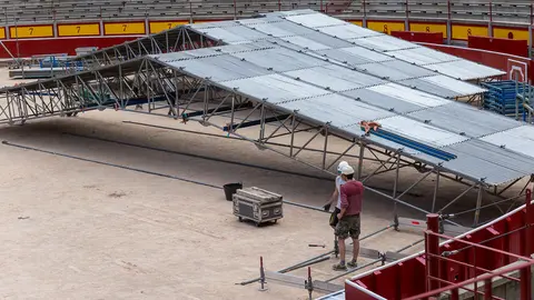 Comienza el montaje del escenario para el concierto de Operación Triunfo en la Plaza de Toros de Pamplona (13). IÑIGO ALZUGARAY