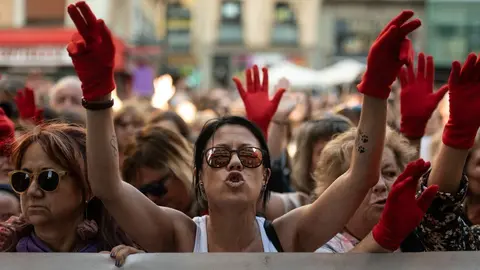 Cientos de personas se manifiestan en Pamplona por la libertad provisional de 'La Manada'. MIGUEL OSÉS.5