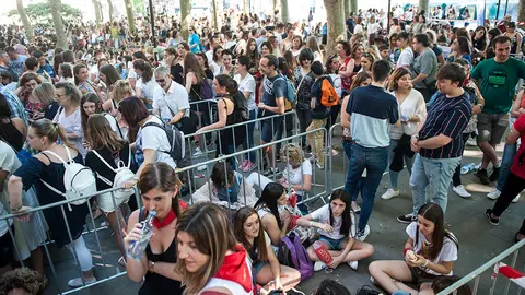 Cientos de personas hacen cola para el esperado concierto de los chicos de Operación Triunfo en Pamplona. MIGUEL OSÉS_17