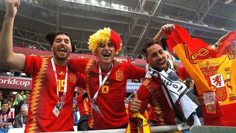 MUN35-19. KALININGRADO (RUSIA), 25/06/2018.- Aficionados españoles, antes del partido España-Marruecos, del Grupo B del Mundial de Fútbol de Rusia 2018, en el Estadio de Kaliningrado de Kaliningrado, Rusia, hoy 25 de junio de 2018 (RUSSIA SOCCER FIFA WORLD CUP, Spain, Morocco, Kaliningrad). EFE/Javier Etxezarreta [ATENCIÓN EDITORES: Sólo Uso editorial. Prohibido su uso en referencia con entidad comercial alguna. Prohibido su uso en alertas, descargas o mensajería multimedia en móviles. Las imágenes deberán aparecer como fotografías congeladas y no podrán emular la acción del juego mediante secuencias o fotomontajes. Ninguna imagen publicada podrá ser alterada, mediante texto o imagen superpuesta, en el caso de que (a) intencionalmente oculte o elimine el logotipo de un patrocinador o (b) añada y/o cubra la identificación comercial de terceras partes que no esté oficialmente asociada con la Copa Mundial de la FIFA.]