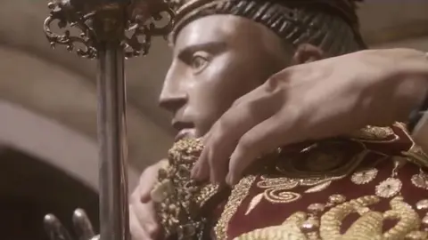 Imagen del momento en el que colocan el capote a la imagen de San Fermín para las fiestas de Pamplona TURISMO DE NAVARRA