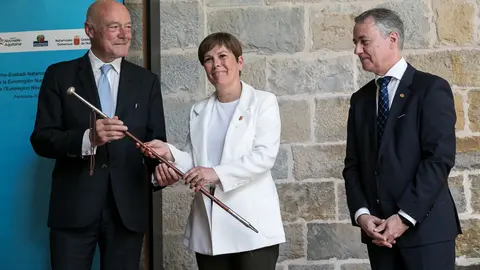 Relevo de la Presidencia de la Eurorregión, simbolizada por el traspaso de la 'makila' entre Alain Rousset y Uxue Barkos con la presencia de Iñigo Urkullu (28). IÑIGO ALZUGARAY