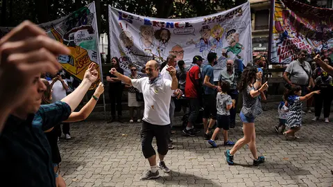 Las peñas de Pamplona celebran su día antes de las fiestas de sanfermines con un programa que incluye diversos actos, entre ellos la presentación al público de las pancartas. MIGUEL OSÉS_22