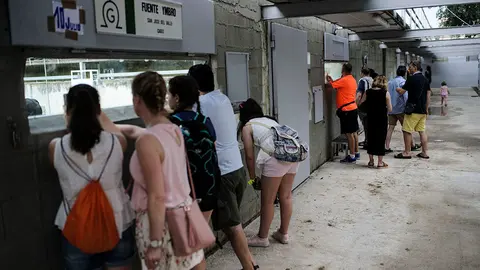 Los Corrales del Gas de Pamplona abren las puertas al publico para ver las cuatro ganaderias que ya descansan aquí. MIGUEL OSÉS_10