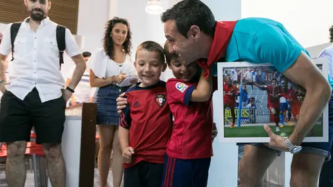 Emotiva despedida del exjugador de Osasuna Javier Flaño tras no renovar el contrato con el equipo (27). IÑIGO ALZUGARAY