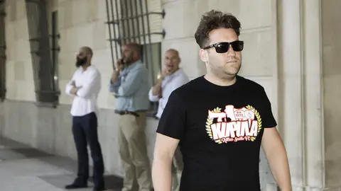 ANDALUCÍA. SEV13. SEVILLA, 04/07/2018.- El miembro de "La Manada" José Ángel Prenda, a la salida del Juzgado de Guardia de Sevilla donde ha acudido para cumplir con lo ordenado por la Audiencia de Navarra tras decretar su libertad provisional, se ha dirigido a los medios de comunicación para decir: "le doy mil euros al periodista que encuentre una foto mía en Ibiza", "ustedes cada vez que habláis mentís, es una pasada vamos". EFE/Raúl Caro.