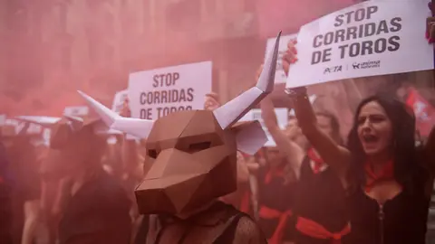 Anima Naturalis y PETA se manifiestan, como cada 5 de julio, contra las corridas de toros en Pamplona. PABLO LASAOSA 07