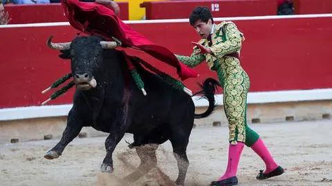 GRAF4359. PAMPLONA, 05/07/2018.- El novillero Antonio Catalán "Toñete", durante el primer día de la Feria del Toro 2018 de Pamplona, con novillos de la ganadería "Pincha" (Navarra). EFE/ Rodrigo Jimenez