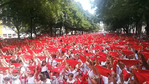 El chupinazo que da comienzo a los Sanfermines desde el Paseo Sarasate