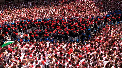 Los gaiteros salen a la Plaza Consistorial tras el Chupinazo para amenizar los primeros compases de la fiesta de este San Fermín 2018 PABLO LASAOSA