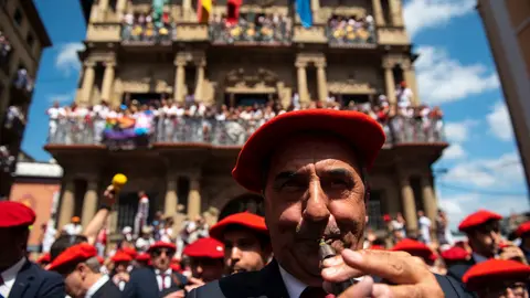 Los gaiteros salen de la Plaza del Ayuntamiento de Pamplona tras el lanzamiento del chupinazo. MIGUEL OSÉS 0043