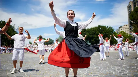 Festival folclórico en la Plaza de los Fueros. DANIEL FERNÁNDEZ (17)