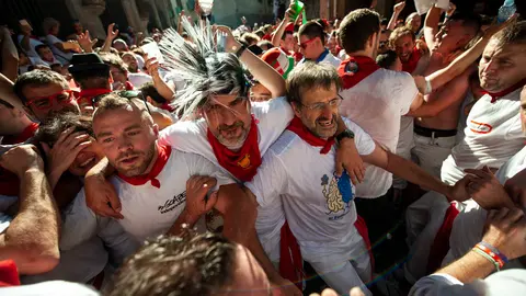 La peña Mutilzarra organiza el tradicional Riau Riau desde la Plaza del Ayuntamiento. MIGUEL OSÉS_24