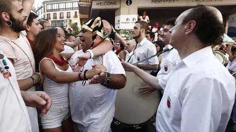 Cientos de personas se han dado cita esta tarde en la plaza del Ayuntamiento para celebrar el Riau-riau acompañados por La Pamplonesa, aunque este acto siga sin ser oficial en el programa de sanfermines. EFE/Jesús Diges