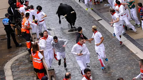 Primer encierro de San Fermín 2018 con toros de Puerto de San Lorenzo en el Ayuntamiento. MIGUEL OSÉS 0088 (3)
