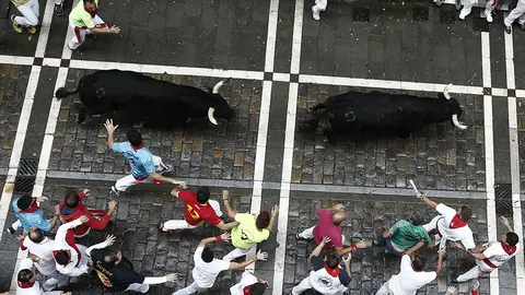 El primer encierro de los Sanfermines 2018, con toros de la ganadería salmantina de Puerto de San Lorenzo, ha resultado rápido, peligroso y emocionante, al quedarse dos toros descolgados del grupo en los primeros metros de la carrera, en la que dos corredores han resultado heridos por asta de toro. EFE/Jesús Diges