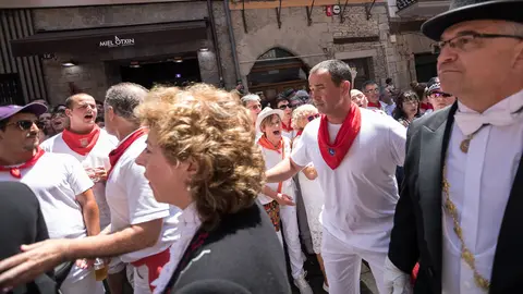 Los concejales de la Corporación Municipal atraviesa la calle Curia durante la procesión de San Fermín. IÑIGO ALZUGARAY