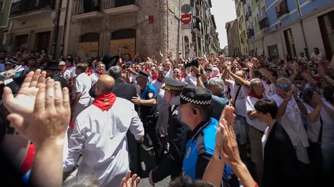 Los concejales de la Corporación Municipal atraviesa la calle Curia durante la procesión de San Fermín. IÑIGO ALZUGARAY