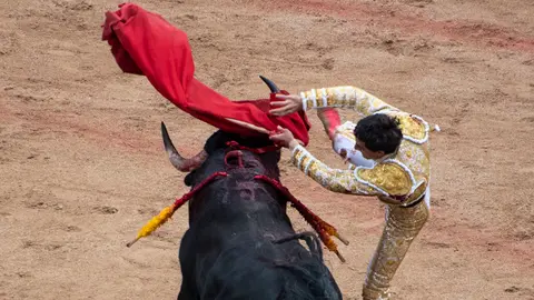 Cornada en la pierna izquierda a Paco Ureña en el cuarto de la tarde con los toros de Puerto de San Lorenzo. MIGUEL SANTIAGO