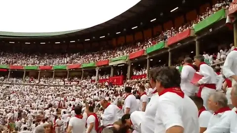 Pitada al alcalde Joseba Asirón en la plaza de Pamplona durante la primera corrida de toros de la Feria de San Fermín CEDIDA