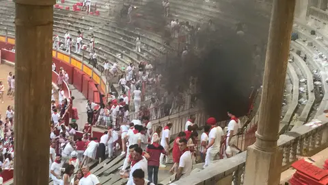 Un incendio en el callejón de la plaza de toros hace saltar las alarmas durante la primera salida de las peñas de San Fermín NAVARRACOM