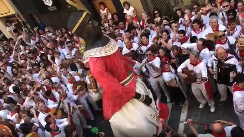 La cofradía de San Saturnino canta el negro José a los gigantes en la Calle Mayor