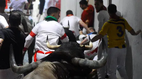 Segundo encierro de San Fermín 2018 con toros de José Escolar en la bajada al callejón. MIGUEL OSÉS  (4)