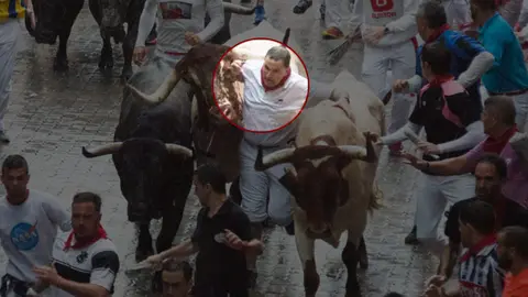 El corredor Juan Pedro Lecuona pasa momentos de apuro en el segundo encierro de San Fermín 2018 con toros de José Escolar 2