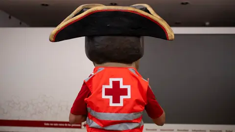 Los kilikis y cabezudos de la comparsa se visten en en la sede de la Cruz Roja. MIGUEL OSÉS_7