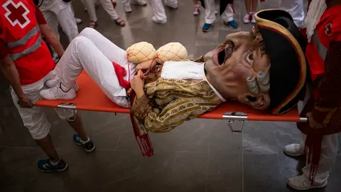 Los kilikis y cabezudos de la comparsa se visten en en la sede de la Cruz Roja. MIGUEL OSÉS_8