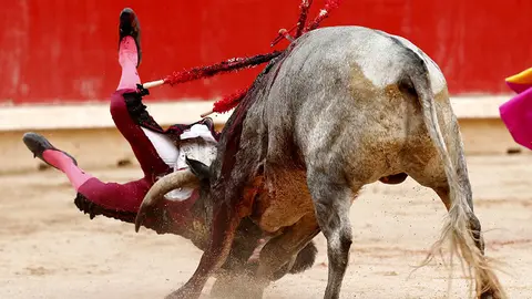 GRAF6172. PAMPLONA, 08/07/2018.- El torero leonés Javier Castaño es corneado por el segundo de su lote, durante la cuarta corrida de abono de la Feria del Toro celebrada esta tarde en la plaza de toros de Pamplona con motivo de las fiestas de San Fermín. EFE/Villar López