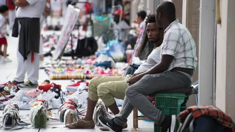 Los manteros venden sus productos en la Avenida de Carlos III durante los Sanfermines MIGUEL SANTIAGO (5)