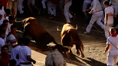 Tercer encierro de San Fermín 2018 con toros de Cebada Gago en el Ayuntamiento. MIGUEL OSÉS  (7)