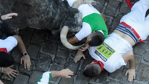Tercer encierro de San Fermín 2018 con toros deCebada Gago en Telefónica. PABLO LASAOSA 08