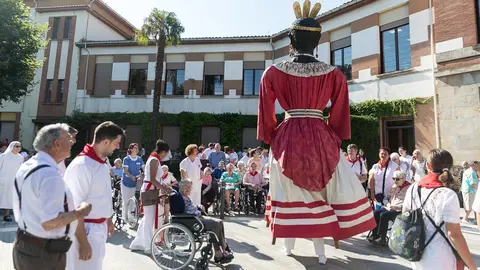 La Comparsa de gigantes y cabezudos de Pamplona visita la Casa de la Misericordia en San Fermín 2018 (49). IÑIGO ALZUGARAY