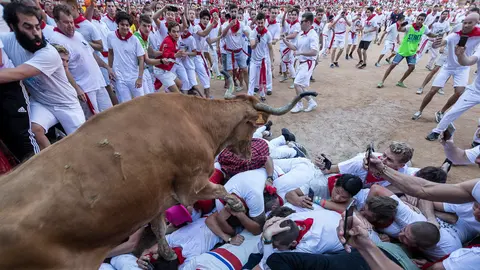 Las vaquillas llenan de diversión y de revolcones la Plaza de Toros tras el tercer encierro de San Fermín 2018 (06). IÑIGO ALZUGARAY