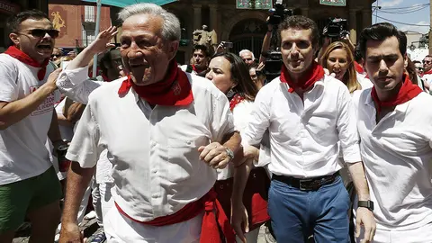 El candidato a la presidencia del PP, Pablo Casado, ha visitado hoy el Casco Viejo de Pamplona, junto a compañeros del partido en Navarra ha paseado para promocionar su candidatura, donde al ser reconocido ha sido objeto de insultos y también de algún aplauso. EFE/Jesús Diges