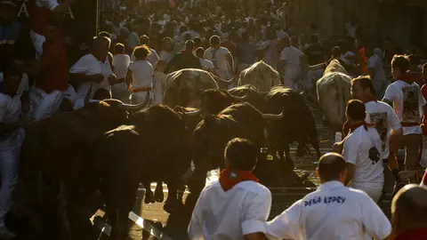 Cuarto encierro de San Fermín 2018 con toros deFuente Ymbro en el Ayuntamiento. PABLO LASAOSA 01 (2)
